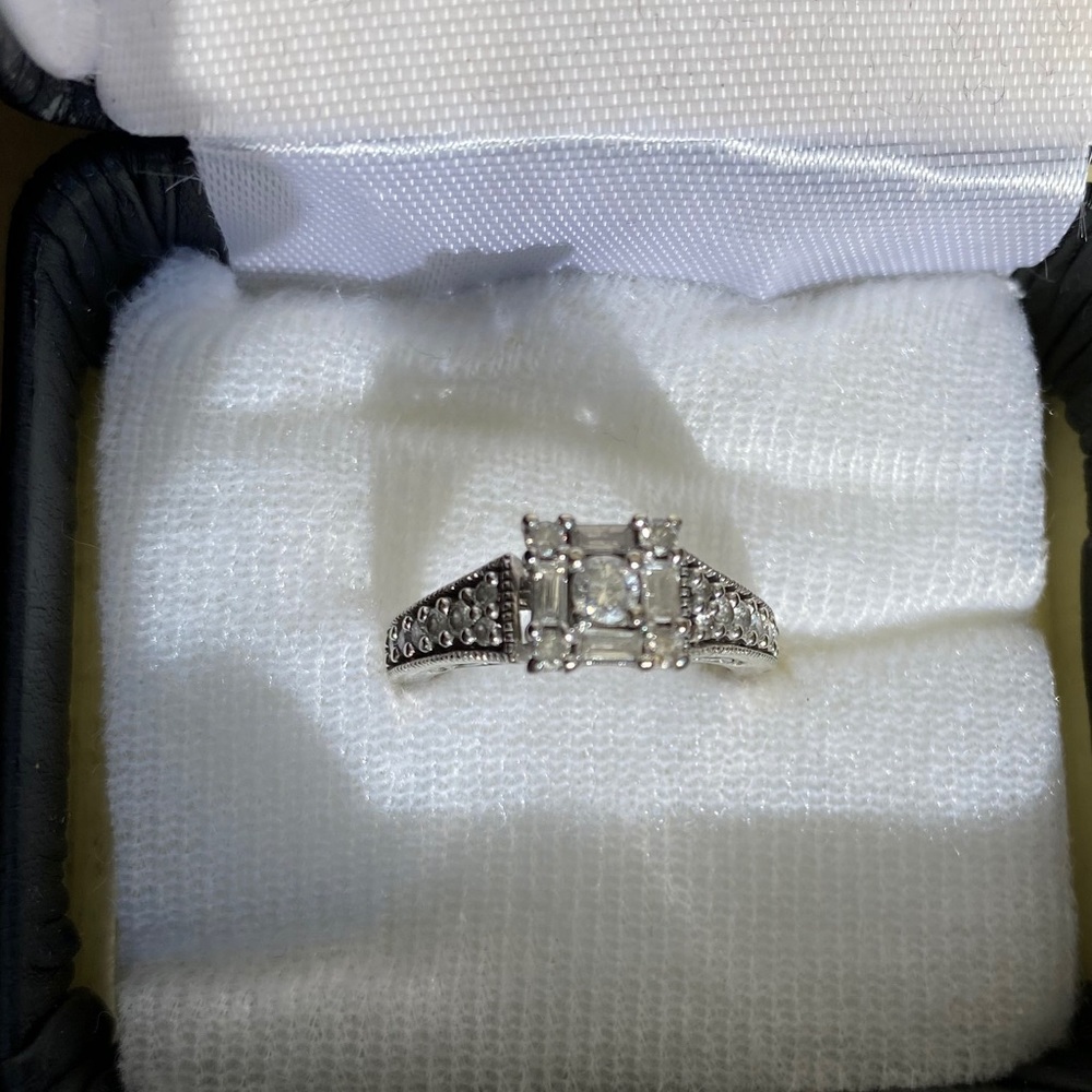 Engagement ring - Picture 3 of 5